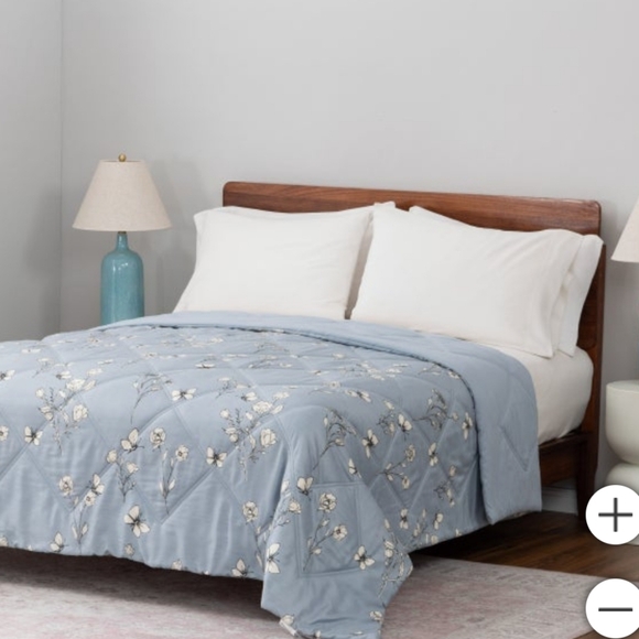 5) Herringbone Microfiber Down Alternative Blanket